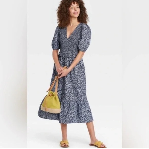 Universal Thread puff sleeve smocked midi floral dress with Pockets Size Medium - Picture 1 of 9